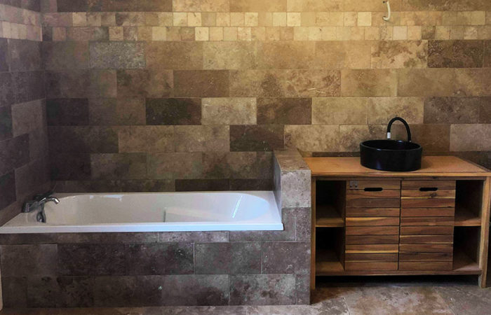 Rénovation d'une salle de bain en pierres naturelles A à Z Revêtements