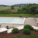 Plage de piscine et terrasse en pierre naturelle